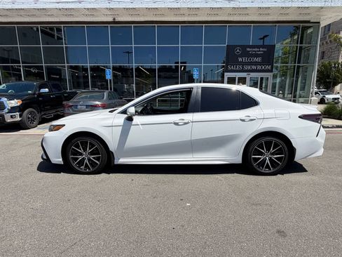 Used 2023 Toyota Camry SE FWD image 2