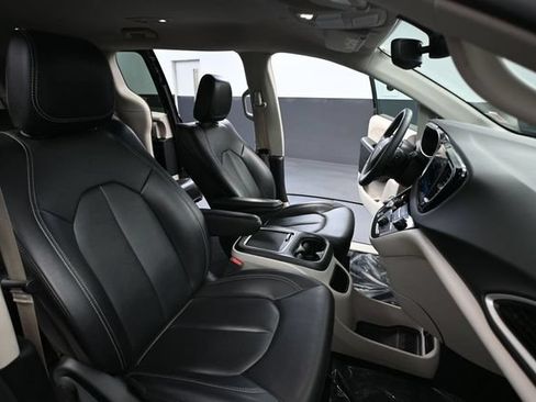 Used 2024 Chrysler Pacifica Touring-L FWD image 46