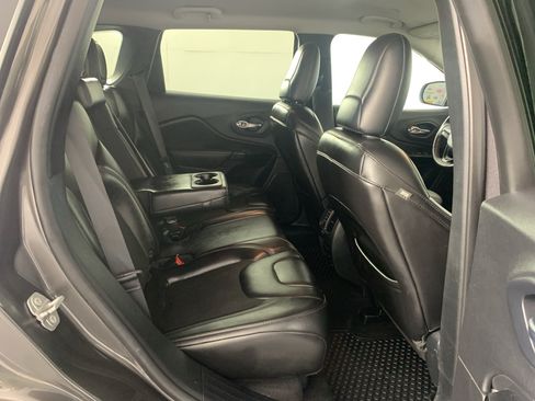 Used 2019 Jeep Cherokee Latitude Plus AWD/4WD image 37
