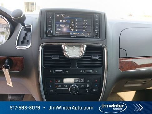 Used 2015 Chrysler Town & Country Touring FWD image 21