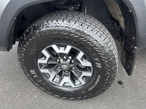 Used 2020 Toyota Tacoma TRD Off-Road w/ Blackout Package AWD/4WD image 5