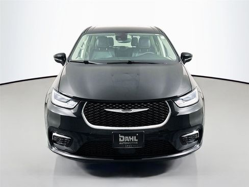 Used 2024 Chrysler Pacifica Touring-L FWD image 3