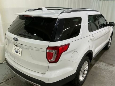Used 2017 Ford Explorer XLT FWD image 3