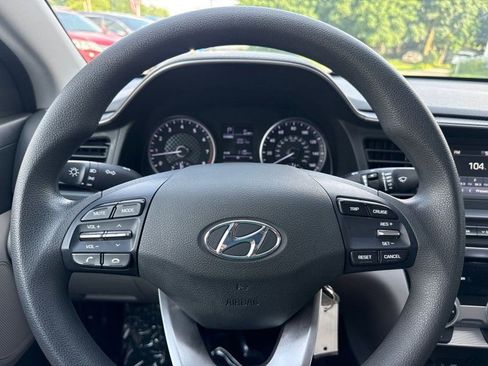 Used 2019 Hyundai Elantra SE FWD image 22