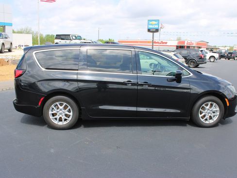 Used 2022 Chrysler Voyager LX FWD image 10