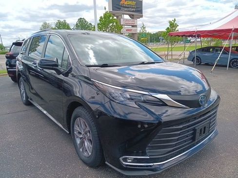 Used 2024 Toyota Sienna XLE FWD image 5