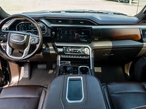 Used 2022 GMC Sierra 1500 Denali w/ Technology Package AWD/4WD image 9