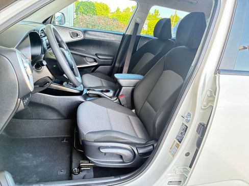 Used 2025 Kia Soul LX w/ LX Technology Package FWD image 35