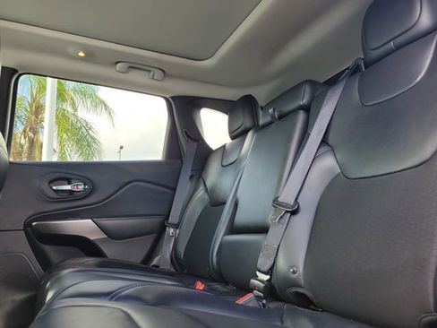 Used 2019 Jeep Cherokee Latitude Plus w/ Comfort/Convenience Group AWD/4WD image 9