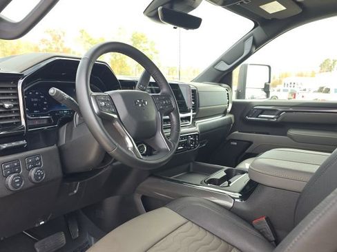 Used 2025 Chevrolet Silverado 2500 ZR2 w/ Technology Package image 23