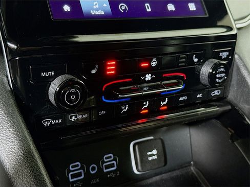 Used 2023 Jeep Grand Cherokee Altitude image 8