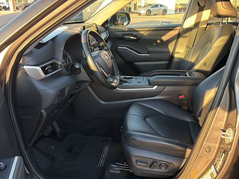 Used 2022 Toyota Highlander XLE FWD image 10