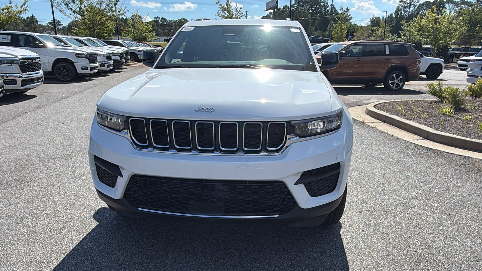 New 2027 Jeep Grand Cherokee Laredo X AWD/4WD image 3