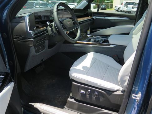 New 2026 Cadillac Escalade Platinum Sport w/ LPO, ONYX Package AWD/4WD image 9