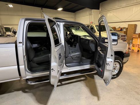 Used 2006 Chevrolet Silverado 2500 LT w/ Heavy-Duty Power Package AWD/4WD image 28