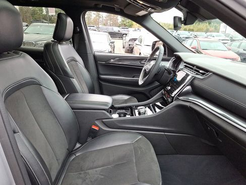 Used 2023 Jeep Grand Cherokee Altitude image 12