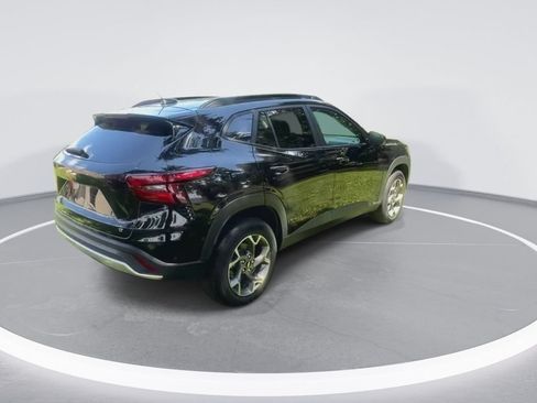 Used 2025 Chevrolet Trax LT w/ LT Convenience Package FWD image 8