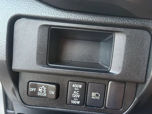 Used 2019 Toyota Tacoma TRD Sport w/ TRD Premium Sport Package AWD/4WD image 19