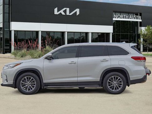 Used 2019 Toyota Highlander XLE image 4