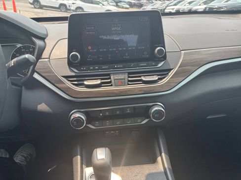 Used 2025 Nissan Altima 2.5 SV FWD image 14