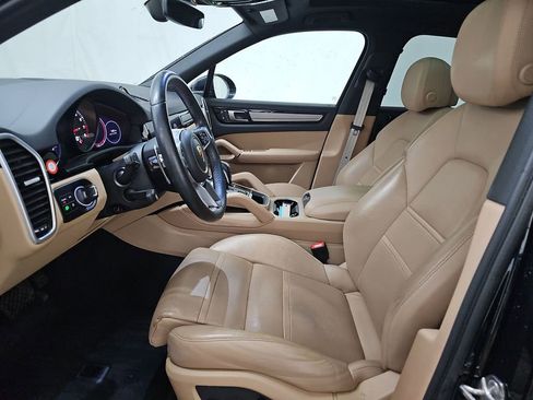 Used 2023 Porsche Cayenne Platinum Edition image 5