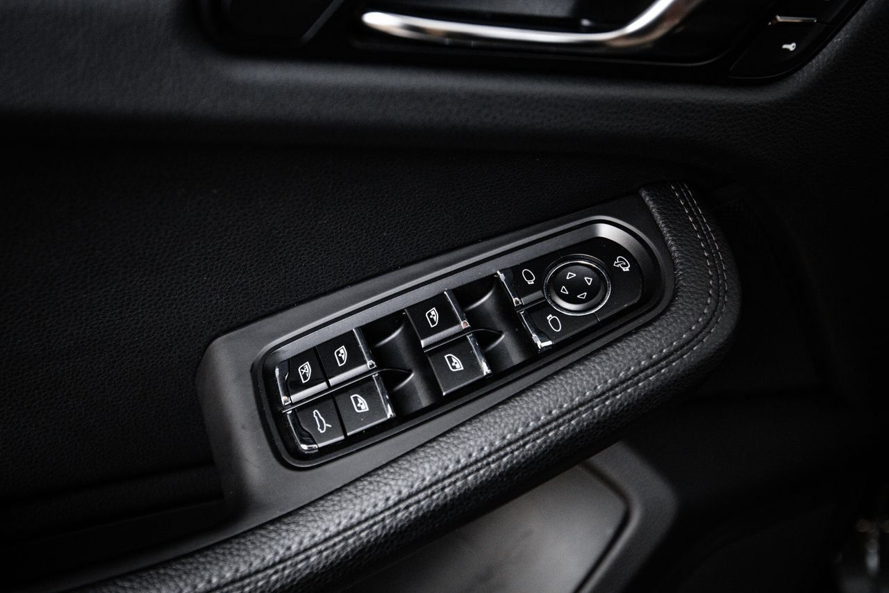 Certified 2024 Porsche Macan AWD/4WD image 22