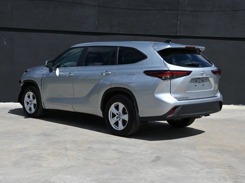 Used 2024 Toyota Highlander LE image 5