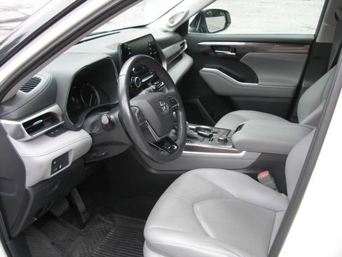 Used 2021 Toyota Highlander Limited AWD/4WD image 3