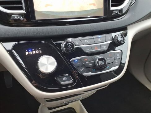 Used 2023 Chrysler Pacifica Touring-L FWD image 25