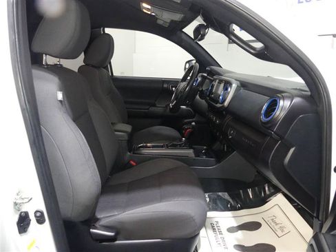 Used 2018 Toyota Tacoma TRD Sport AWD/4WD image 20