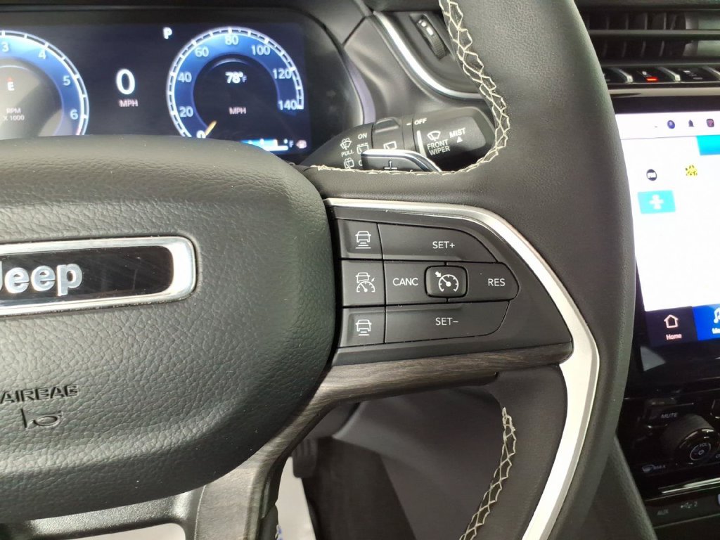 Used 2023 Jeep Grand Cherokee Limited AWD/4WD image 16