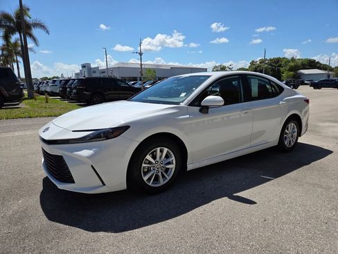 Used 2025 Toyota Camry LE image 7