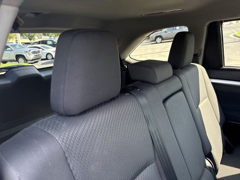 Used 2019 Toyota Highlander LE AWD/4WD image 25