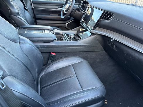 Used 2024 Jeep Wagoneer L Series II w/ Flexible Seating Group RWD image 18