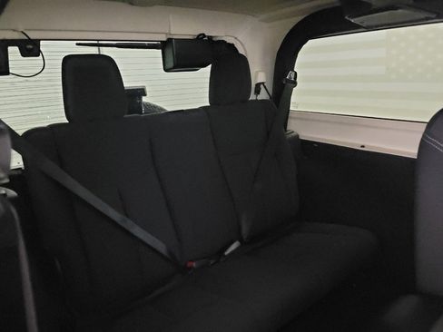 Used 2016 Jeep Wrangler Rubicon w/ Power Convenience Group AWD/4WD image 19