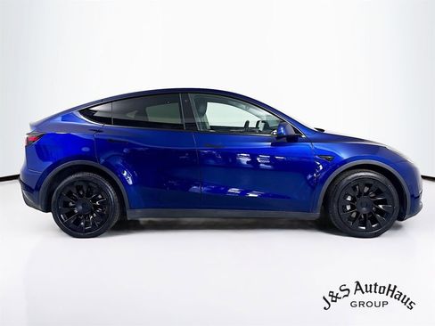 Used 2022 Tesla Model Y Long Range image 8