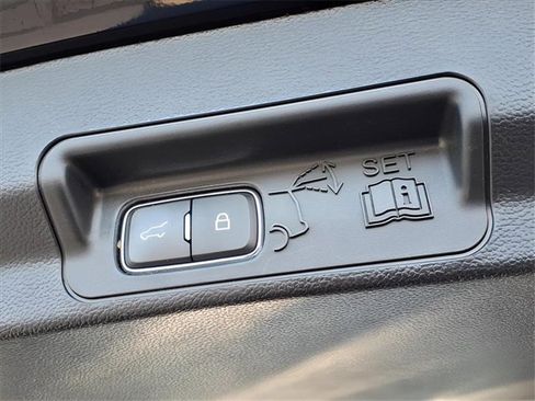 Used 2022 Ford Explorer XLT w/ Equipment Group 202A image 11