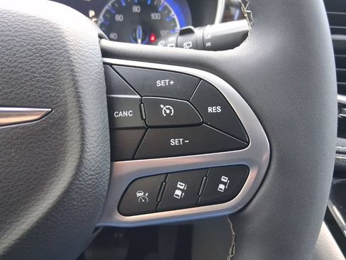 Used 2022 Chrysler Pacifica Limited AWD/4WD image 19