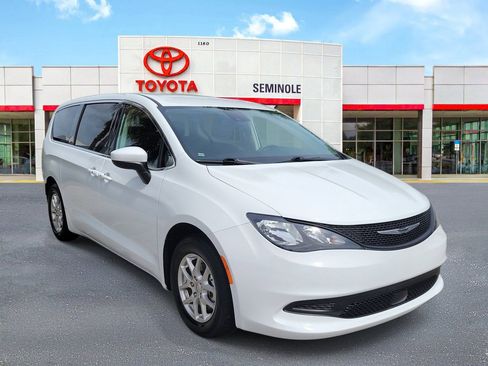 Used 2023 Chrysler Voyager LX FWD image 2