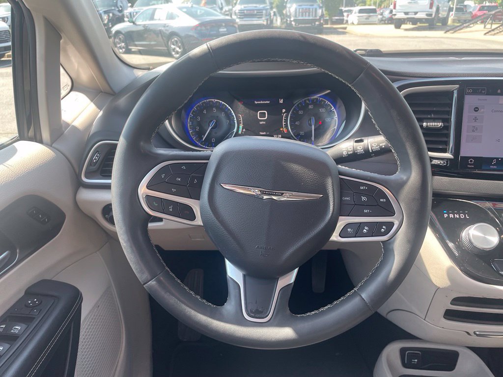 Used 2024 Chrysler Pacifica Touring-L FWD image 26