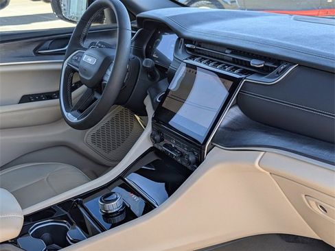 Used 2023 Jeep Grand Cherokee Limited image 32