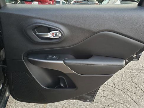 Used 2019 Jeep Cherokee Limited image 15