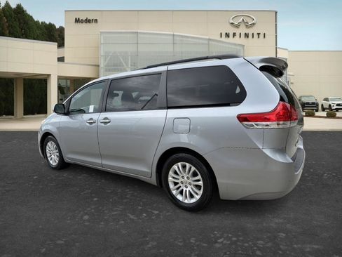 Used 2013 Toyota Sienna XLE w/ Entertainment Pkg FWD image 6