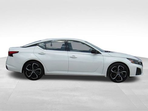 Used 2024 Nissan Altima 2.5 SR FWD image 3