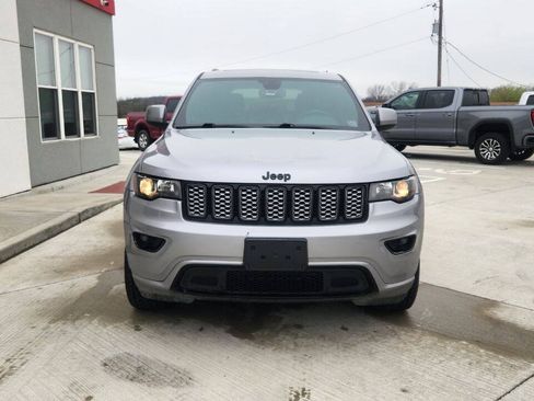 Used 2018 Jeep Grand Cherokee Altitude AWD/4WD image 9