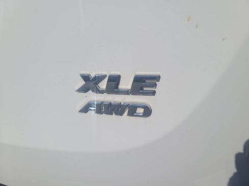 Used 2015 Toyota RAV4 XLE AWD/4WD image 9