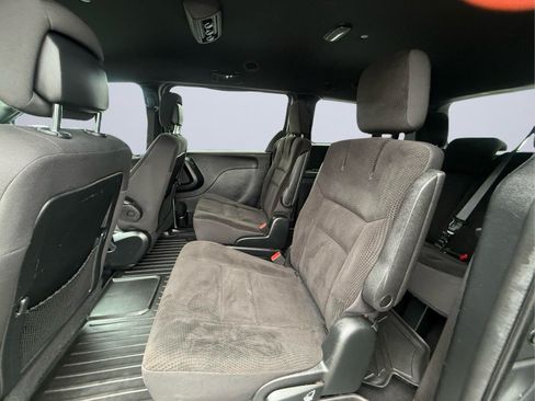 Used 2018 Dodge Grand Caravan SE FWD image 18