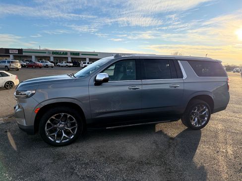 Used 2023 Chevrolet Suburban Premier image 6