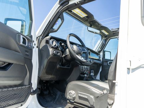 Used 2023 Jeep Wrangler Unlimited Sahara image 14