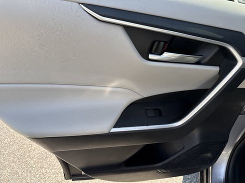 Used 2020 Toyota RAV4 XLE AWD/4WD image 21